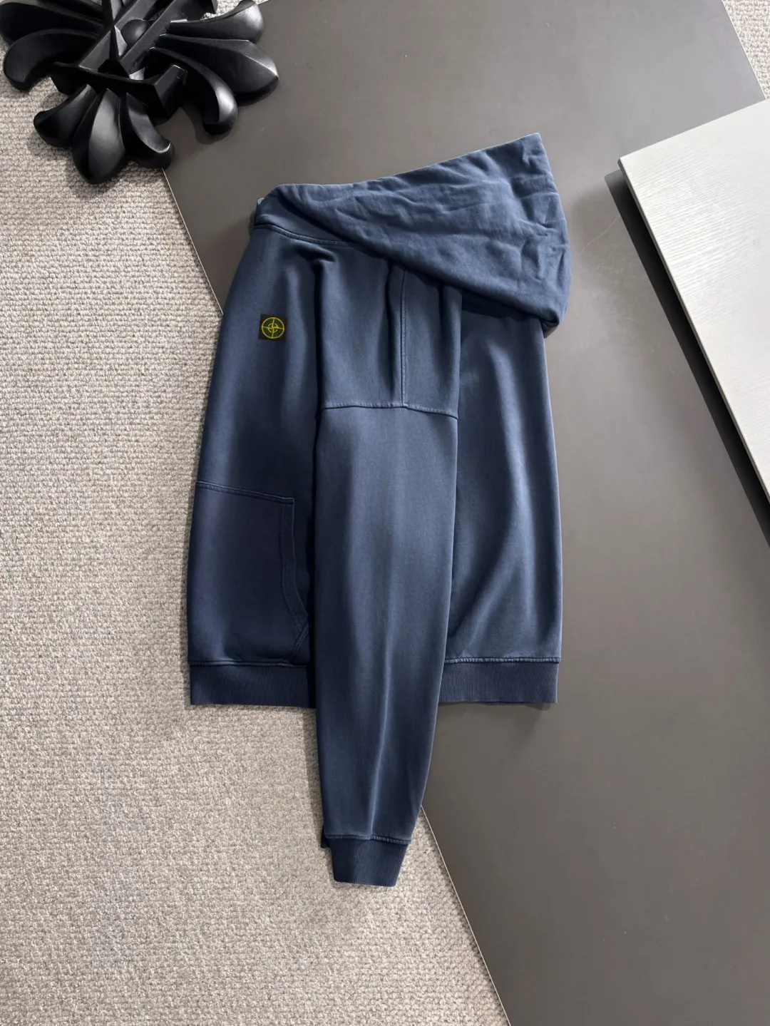 Next day shipping P720 Stone lsland/stone island high quality 2025 autumn and winter new casual heavy industry suit exclusively developed by yb! High quality production! The top version of the trading company channel order, external orders for imported custom fabrics, high breathability and comfort, impeccable details, absolutely worth buying! This type of suit is also a must-have for lazy people. You don’t have to think about how to match it, you can just get it in one set! Brand element design concept, delicate and soft feel! It presents a casual cut and the upper body shape is great! On sale simultaneously on the official website! From a high-end men's positioning brand, the low-key luxury taste is irresistible! Exquisite workmanship and impeccable quality! The overall style is simple, fashionable and timeless, fully meeting the requirements of stylish and tasteful dressing! Sizes: S to XL (or state your height and weight when placing an order)
